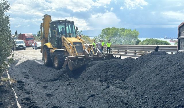 GÜNCELLEME - Kocaeli'de devrilen tır nedeniyle kapanan D-100 kara yolu İstanbul istikameti ulaşıma açıldı