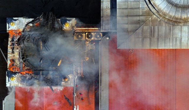 GÜNCELLEME - Sağlık Bilimleri Üniversitesi binasının çatı katında yangın çıktı