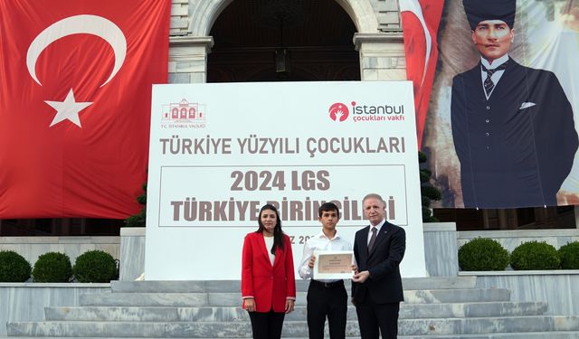 İstanbul Valisi Gül, LGS'den tam puan alan öğrencilere hediye ve teşekkür belgesi verdi: