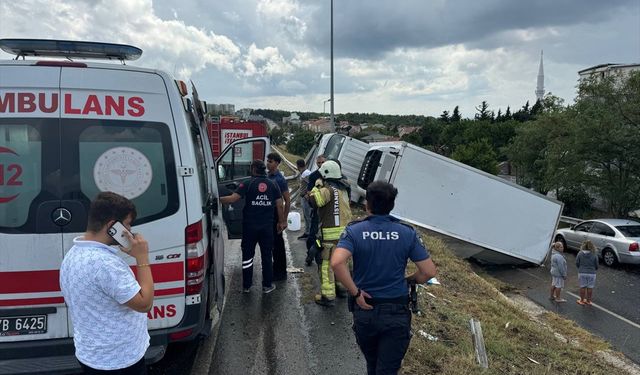 İstanbul'da kayganlaşan yolda devrilen kamyonun sürücüsü yaralandı