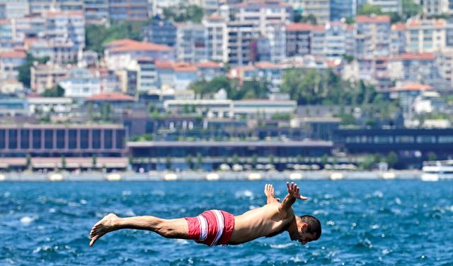 İstanbul'da sıcak hava ve nem nedeniyle sahil ve parklar boş kaldı