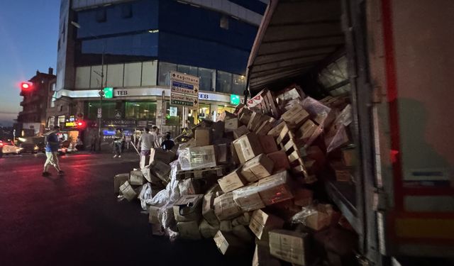 Kağıthane'de virajı alamayan tır yan yattı, kuru gıda ürünleri yola saçıldı