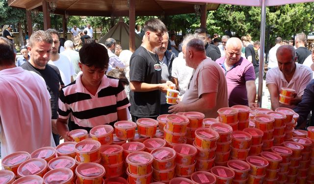 Kırklareli'nde cuma namazı sonrası vatandaşlara aşure dağıtıldı