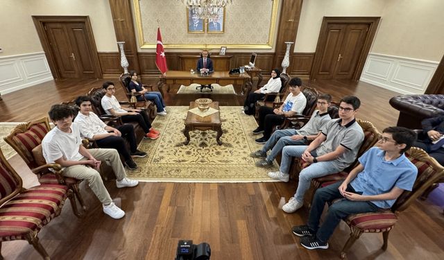 Kocaeli Valisi Yavuz, LGS'de tüm soruları doğru yanıtlayan öğrencileri ağırladı