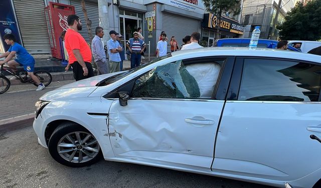 Kocaeli'de 2 kişinin yaralandığı trafik kazası güvenlik kamerasında