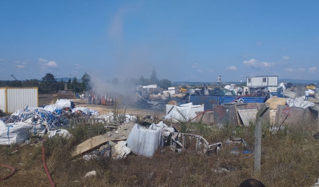 Kocaeli'de geri dönüşüm atölyesinde çıkan yangın söndürüldü