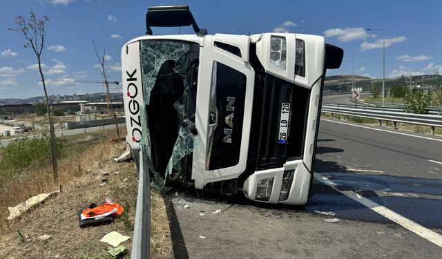 Kocaeli'de otoyol bağlantısında devrilen tırın sürücüsü yaralandı