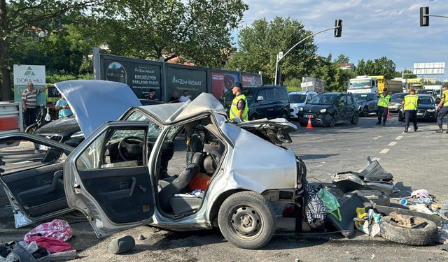 Kocaeli'de tırın 2 otomobile çarptığı kazada 4 kişi yaralandı