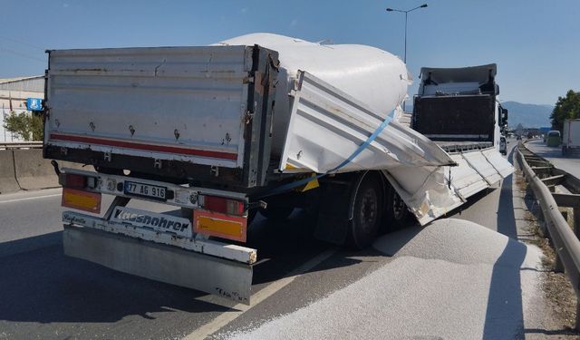 Kocaeli'de tırın dorsesinden yola dökülen malzeme ulaşımı aksattı