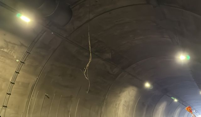 Pendik'te tüneldeki havalandırma fanının düşmesi trafik kazasına neden oldu