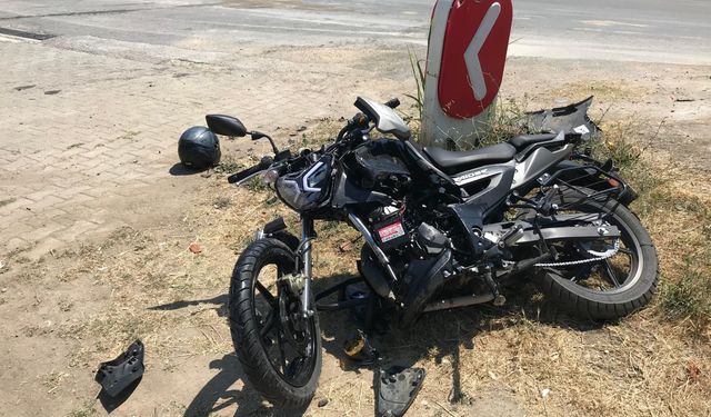 Sakarya'da servis minibüsüyle çarpışan motosikletin sürücüsü ağır yaralandı