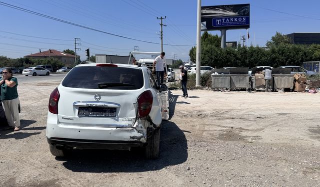 Sakarya'da tırın ışıkta duran hafif ticari araca çarpması sonucu 5 kişi yaralandı