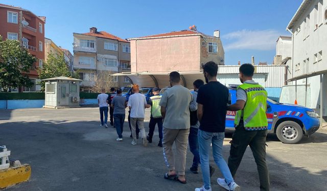 Tekirdağ ve İstanbul'da göçmen kaçakçılığı yaptıkları iddiasıyla gözaltına alınan 4 zanlı tutuklandı