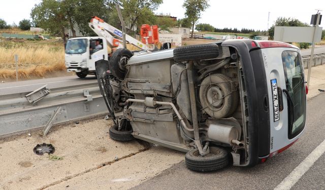 Tekirdağ'da devrilen hafif ticari araçta 2 kişi kazadan yara almadan kurtuldu