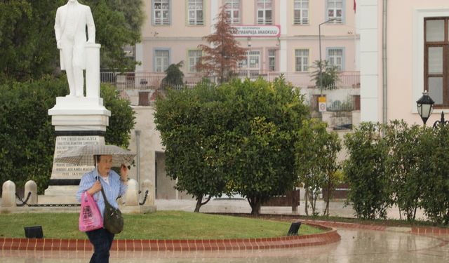 Tekirdağ'da gök gürültülü sağanak etkili oldu