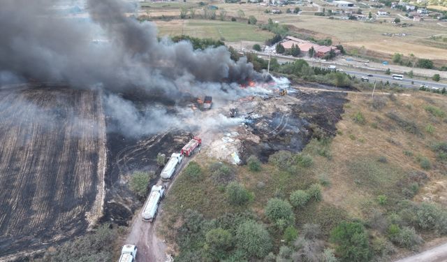 Tekirdağ'da otluk alandan geri dönüşüm tesisine sıçrayan yangına müdahale ediliyor