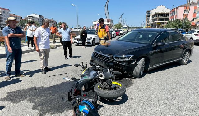 Tekirdağ'da otomobil ile motosikletin çarpıştığı kaza anı güvenlik kamerasında