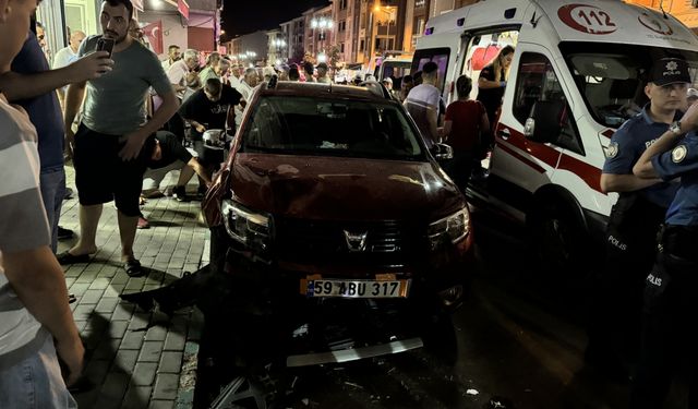 Tekirdağ'da otomobil kıraathane önünde oturanlara çarptı, 11 kişi yaralandı