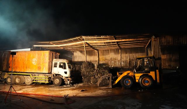 Ümraniye'de geri dönüşüm tesisinde çıkan yangın söndürüldü