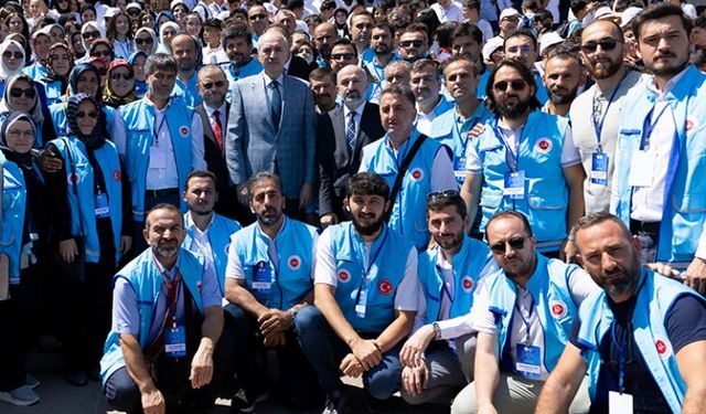 Numan Kurtulmuş gençleri Meclis'te ağırladı