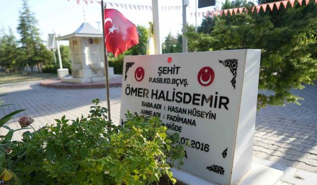 15 Temmuz kahramanı Şehit Ömer Halisdemir’in kabri ziyaretçi akınına uğruyor
