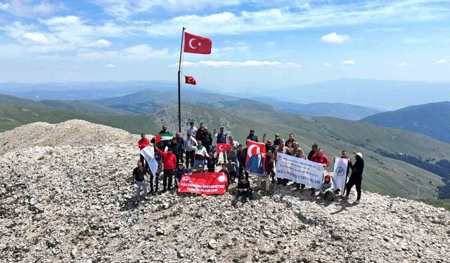 2 bin 587 rakımlı dağın zirvesinde 15 Temmuz şehitlerini andılar