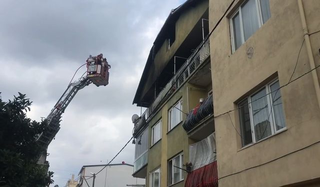 3 katlı binanın en üst katı alevlere teslim oldu: 2 kişi yaralandı