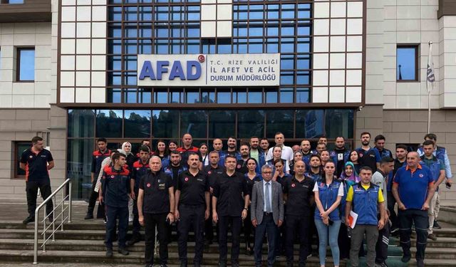 AFAD Başkanı Memiş, Rize’de heyelanların yaşandığı bölgede incelemelerde bulundu