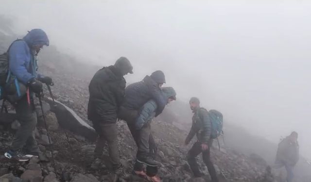 Ağrı Dağı’nda kaybolan 2 dağcıyı arama çalışmaları sürüyor
