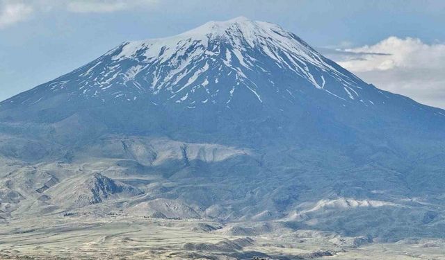 Ağrı Dağı’nın heybetli görüntüsü mest ediyor