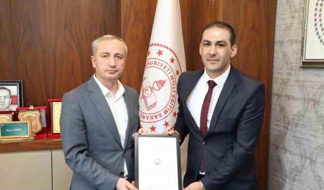 Ağrı Milli Eğitim Müdürü Kökrek, Nesim Zariç’e ’Avrupa Okul Akademisi Kurs Tamamlama Sertifikası’nı takdim etti