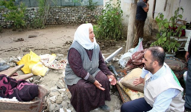 Ağrı Umut Kervanı Derneği, selin en çok zarar verdiği köye yardım ulaştırdı