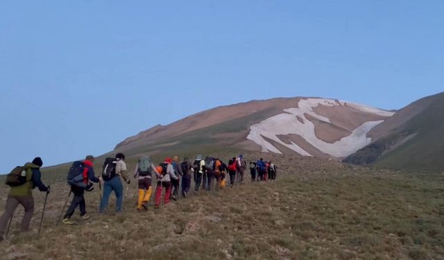Ağrı’da Süphan Dağı zirve tırmanışı ile 15 Temmuz kutlandı