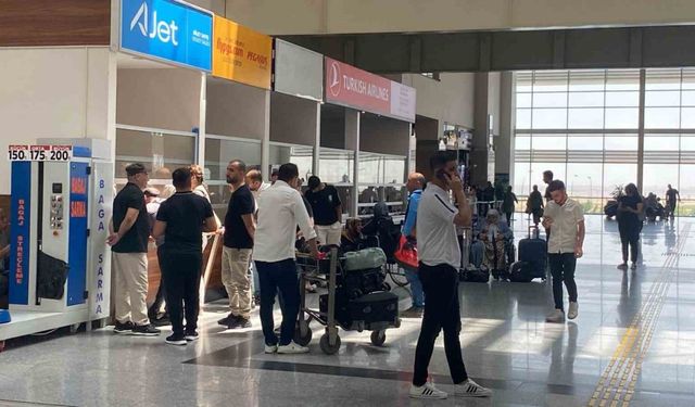 Ajet, Diyarbakır’da yolcuları saatlerce uçakta beklettikten sonra indirdi