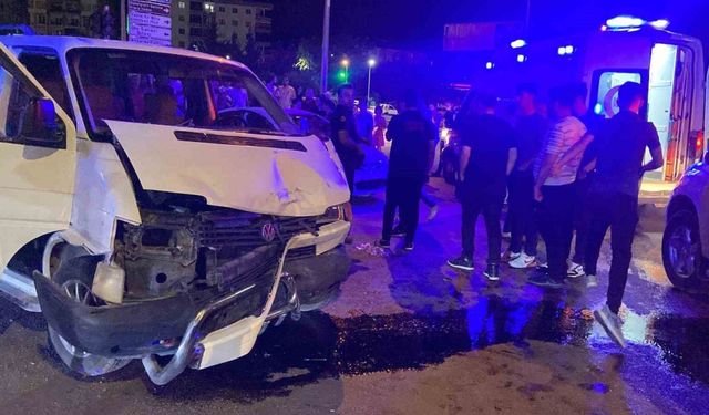 Aksaray’da minibüs ile otomobil çarpıştı: 3 yaralı