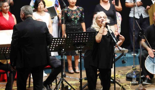 Aktif Yaşlı Merkezi üyelerinden halk müziği konseri