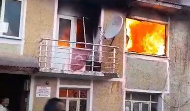 Alev alev yanan evde mahsur kalan yaşlı kadını komşuları kurtardı