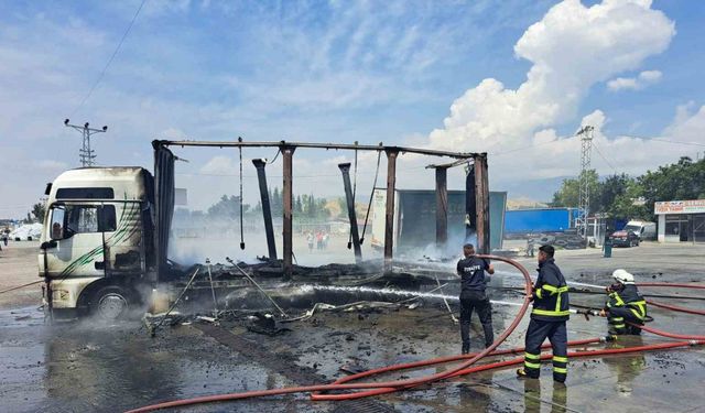 Amasya’da tır, akaryakıt istasyonunun önünde alev alev yandı