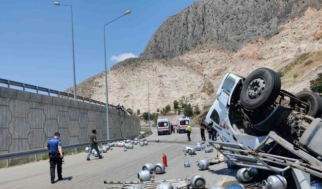 Amasya’da tüp yüklü kamyon devrildi: 1 ağır yaralı