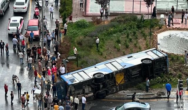 Ankara’da belediye otobüsü devrildi: 5 yaralı