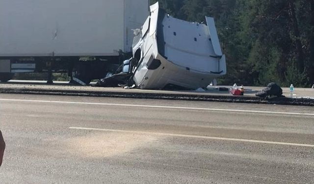 Ankara’da bir otomobil ile iki tırın karıştığı zincirleme kaza: 2 yaralı