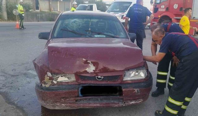 Antakya’da iki otomobilin karıştığı kazada 4 kişi yaralandı