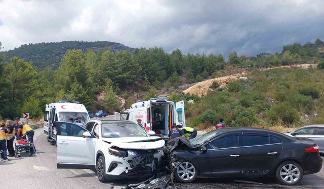 Antalya’da 2 araç kafa kafaya çarpıştı: 7 yaralı