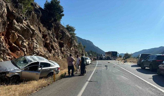 Antalya’da 4 araç birbirine girdi: 4 yaralı