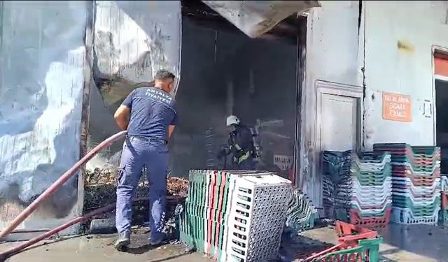 Antalya’da halk ekmek fabrikasının deposu alev alev yandı