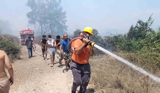 Antalya’da mezarlık yangını ormana sıçradı, mahalleliyi alarma geçirdi