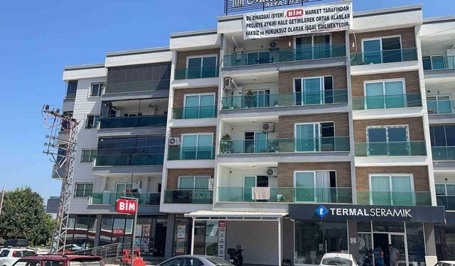 Apartman sakinlerinden BİM’e pankartlı protesto