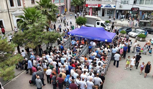 Arnavutköy’de 3 ton aşure vatandaşlara ikram edildi