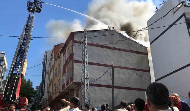 Arnavutköy’de bina çatısı alev aldı, vatandaşlar çatılardan hortumlarla söndürmeye çalıştı