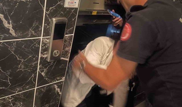 Asansörde mahsur kalan şahsı itfaiye kurtardı